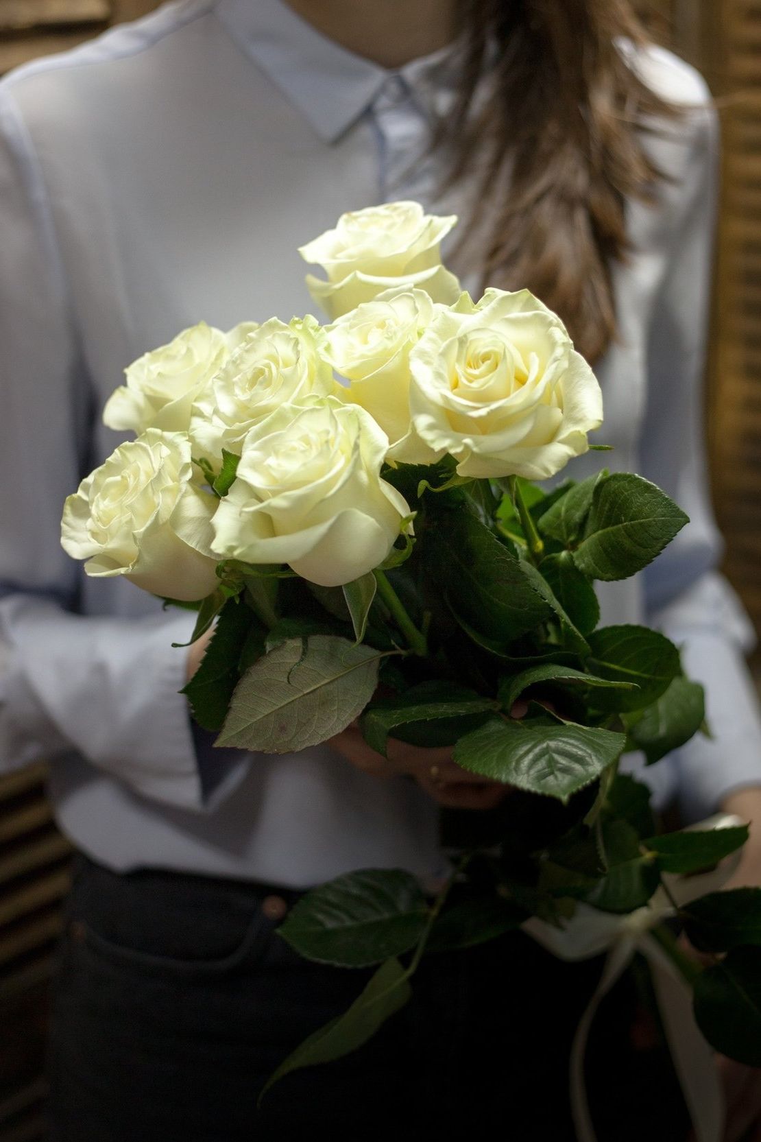 шляпная коробка с розами и гипсофилой для подарка в Бийске