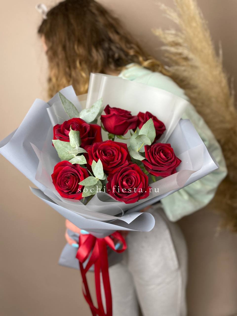 весенняя витрина флористической студии в Бийске с тюльпанами и ранункулюсами