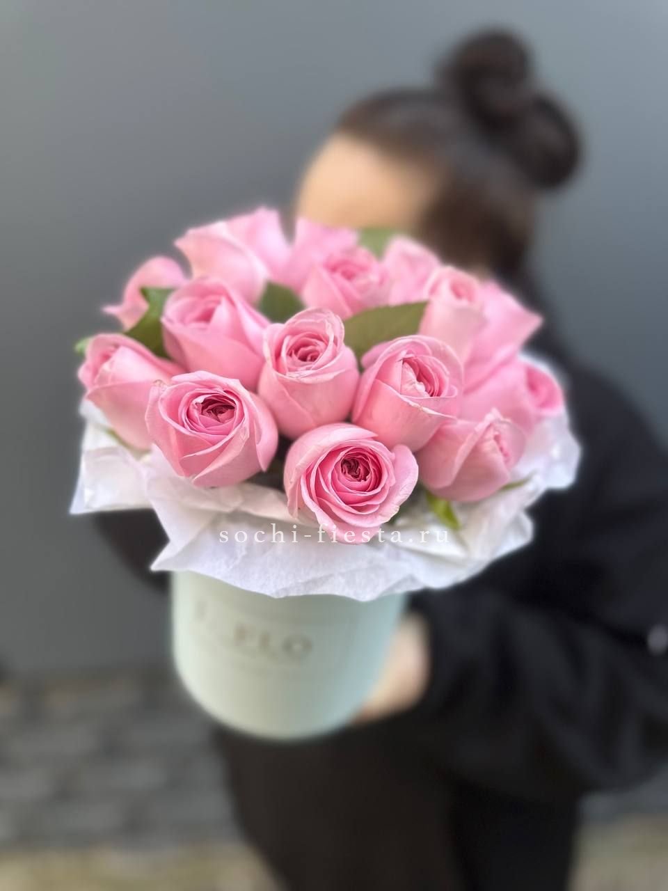 шляпная коробка с розами и хризантемами для студии флористики в Бийске