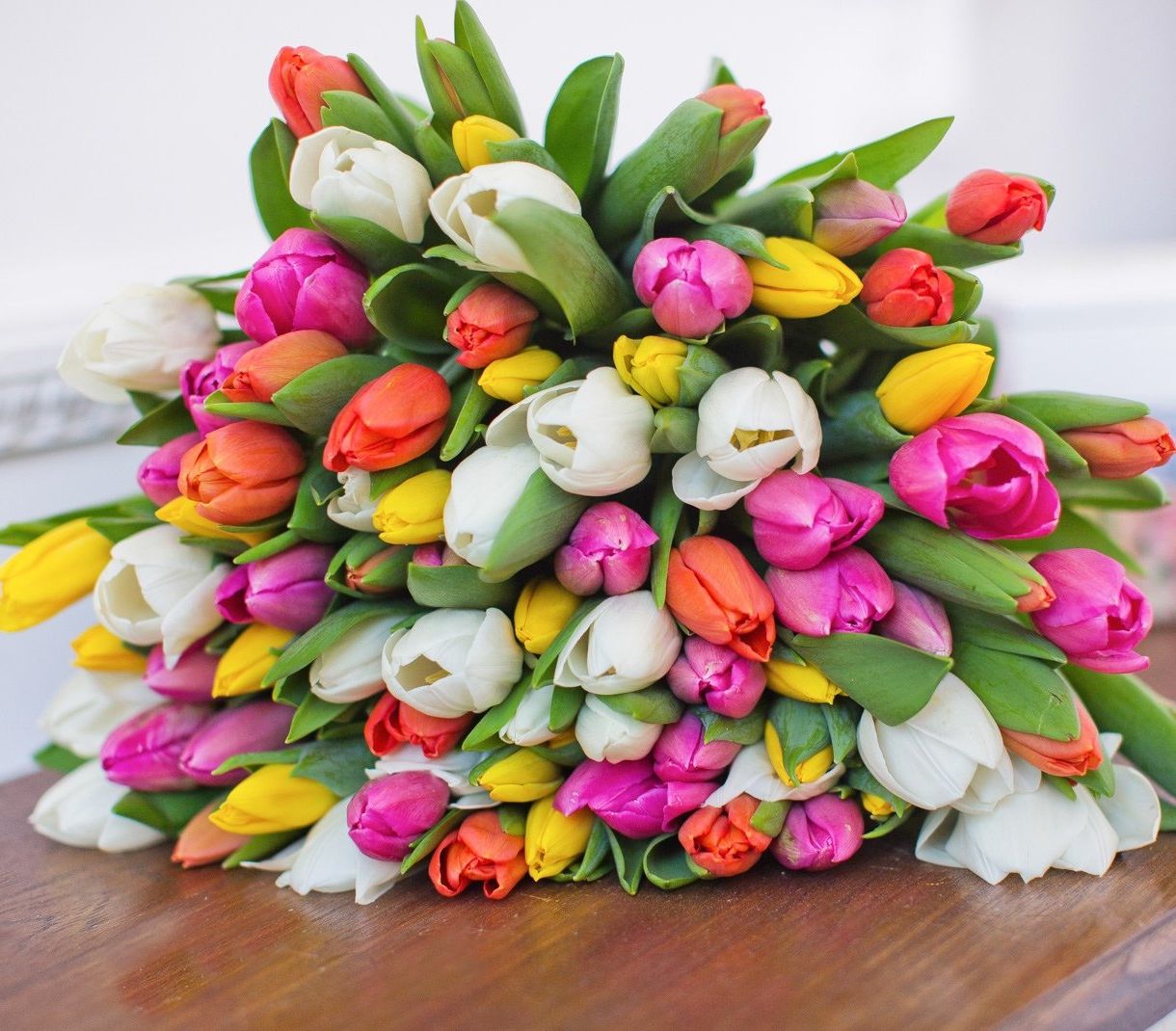 корпоративная композиция с розами и хризантемами для офиса в Бийске