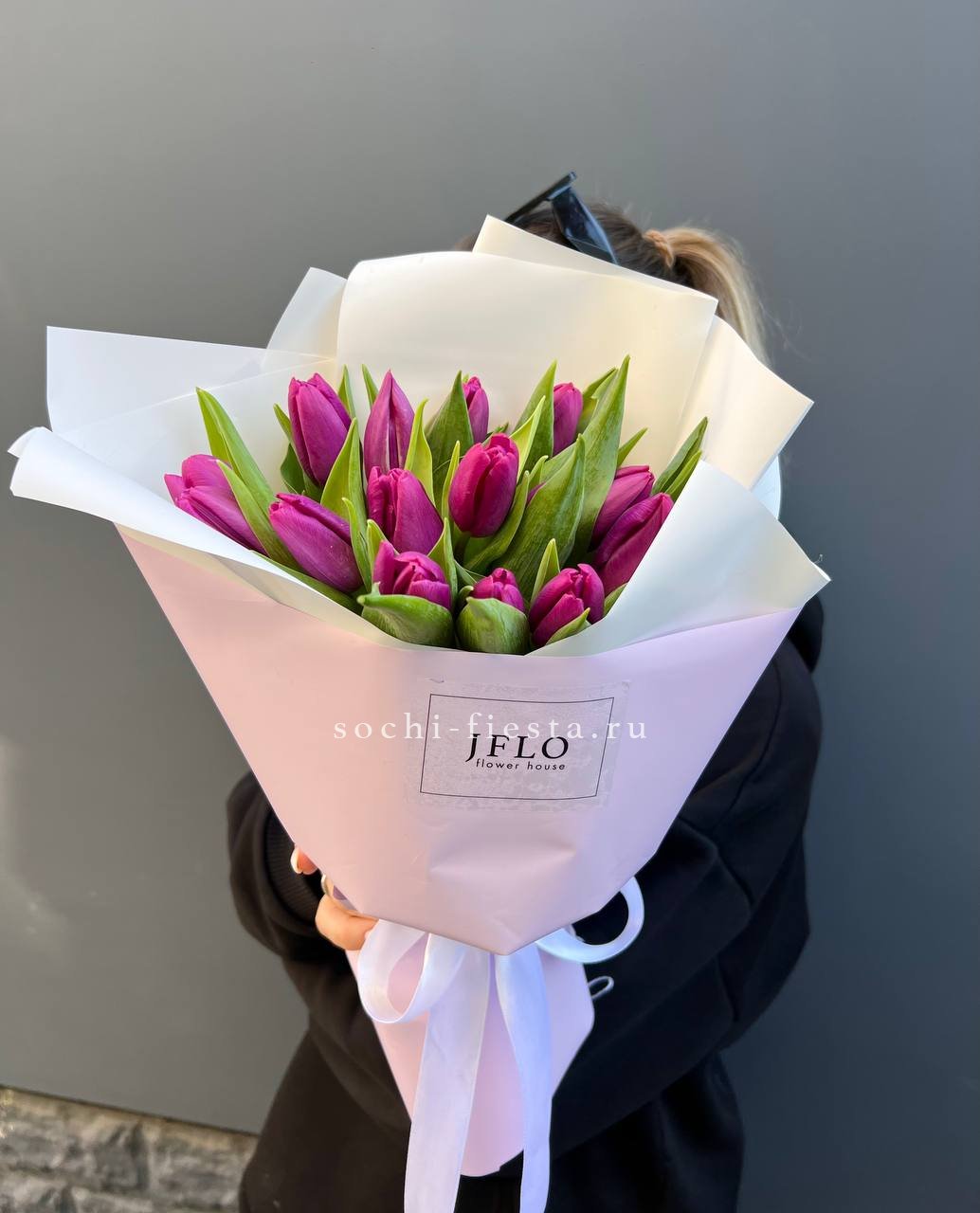 видовой каталог с розами и пионами в студии флористики в Бийске