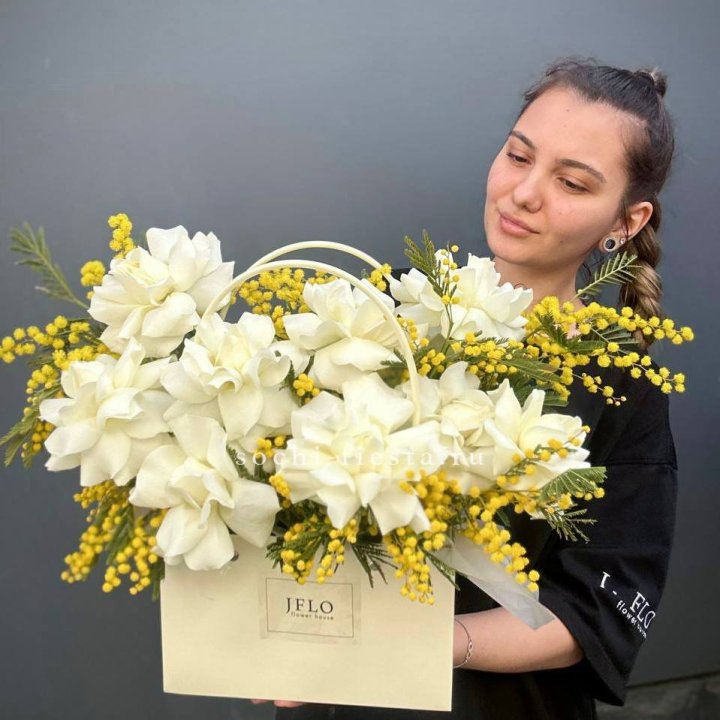 Французские Розы и мимоза  в сумочке  в Бийске