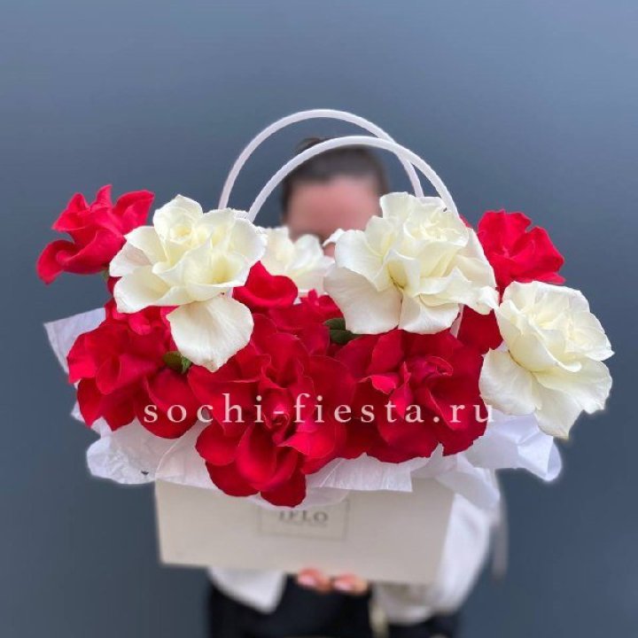 Сумочка  красных и белых роз в Бийске