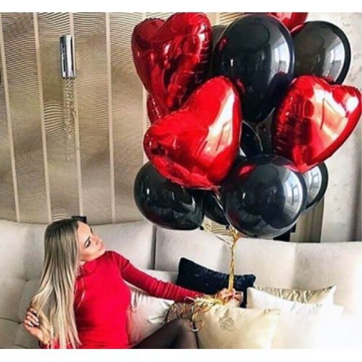 Фонтан из красных сердец с чёрными шарами  в Бийске