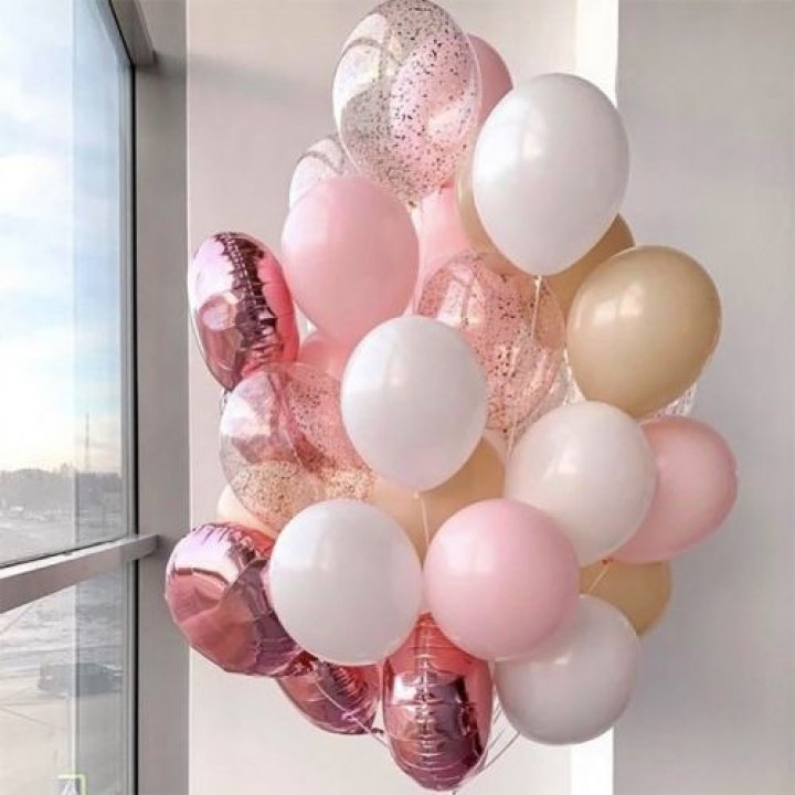 Фонтан шаров розового и белого цветов в Бийске