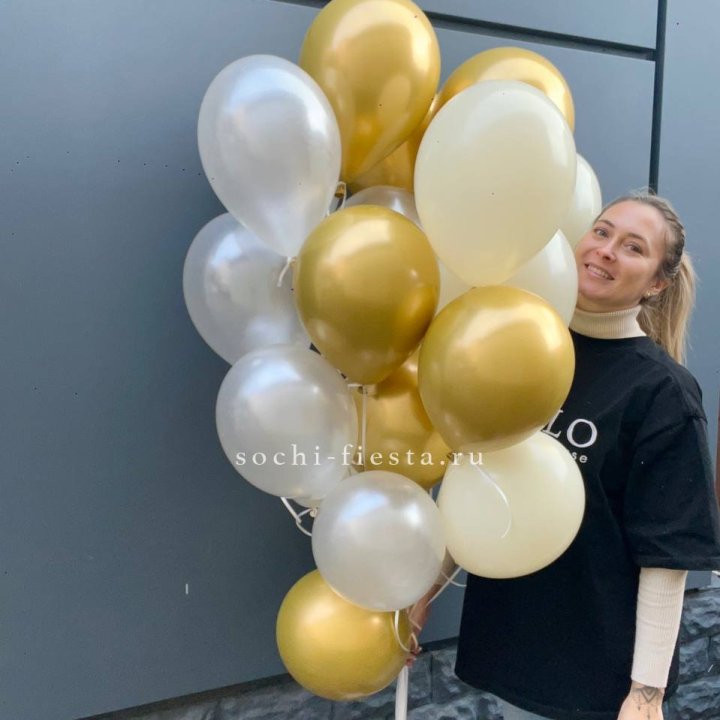 Облако шаров из белого и золотого оттенков в Бийске