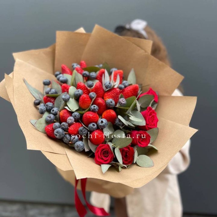 Клубника и голубика с цветами в Бийске