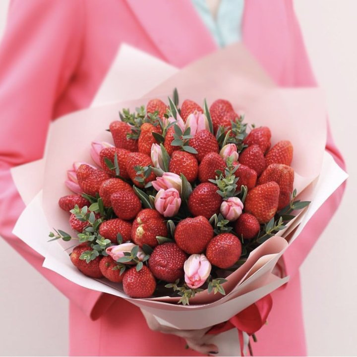 Тюльпаны и клубника в Бийске