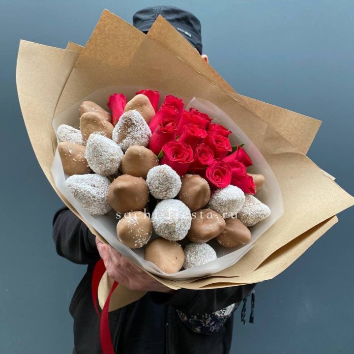 Розы и клубника в шоколаде Мерси в Бийске