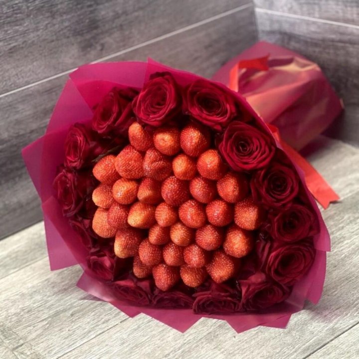 Клубничный букет с розами в Бийске