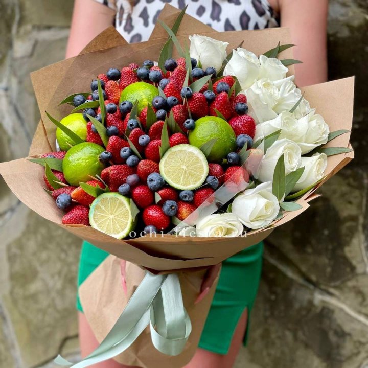 Ягодно-цитрусовый букет с розами в Бийске