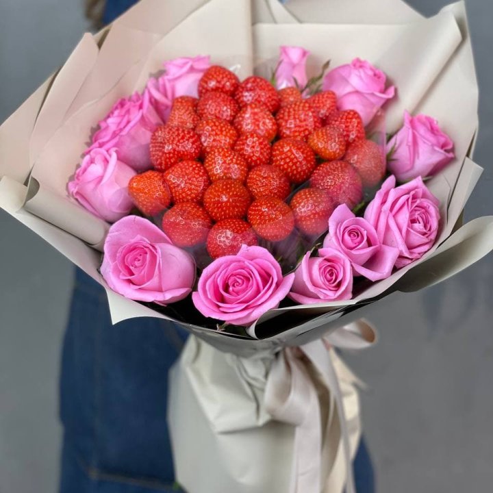 Клубника и розы в Бийске