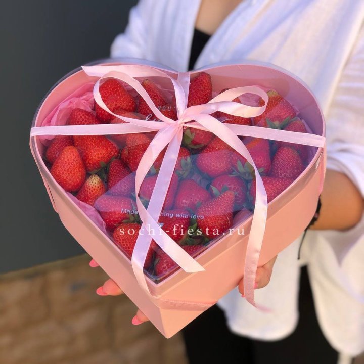 Коробочка сердце  с клубникой в Бийске