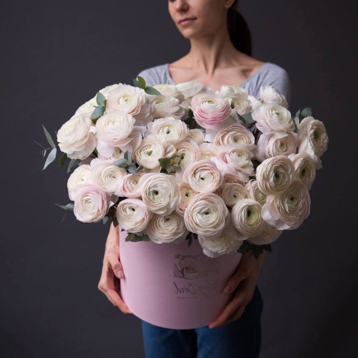 Бокс с ранункулюсами в Бийске