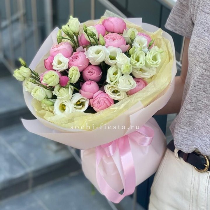 Букет кустовых роз с эустомой в Бийске