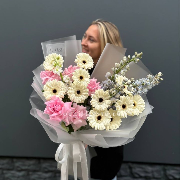 Букет роз и гербер в Бийске