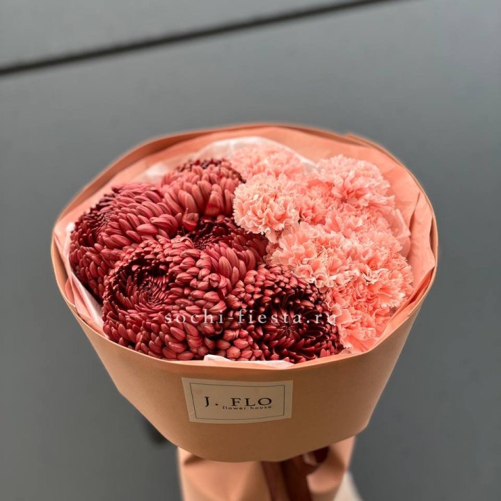 Букет хризантем и диантусов  в Бийске