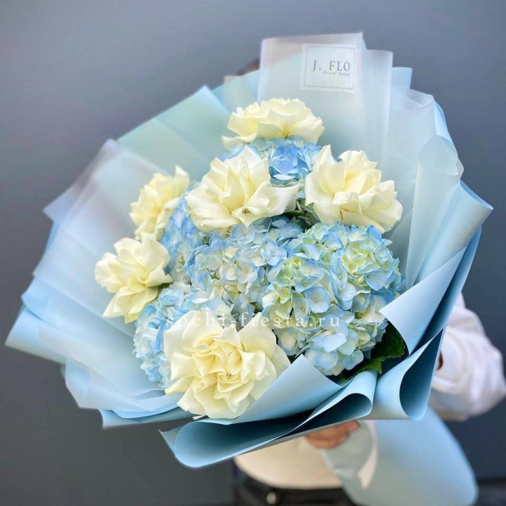  Букет из голубых гортензий и роз  в Бийске