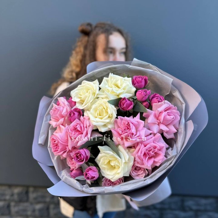 Букет французских и пионовидных роз в Бийске