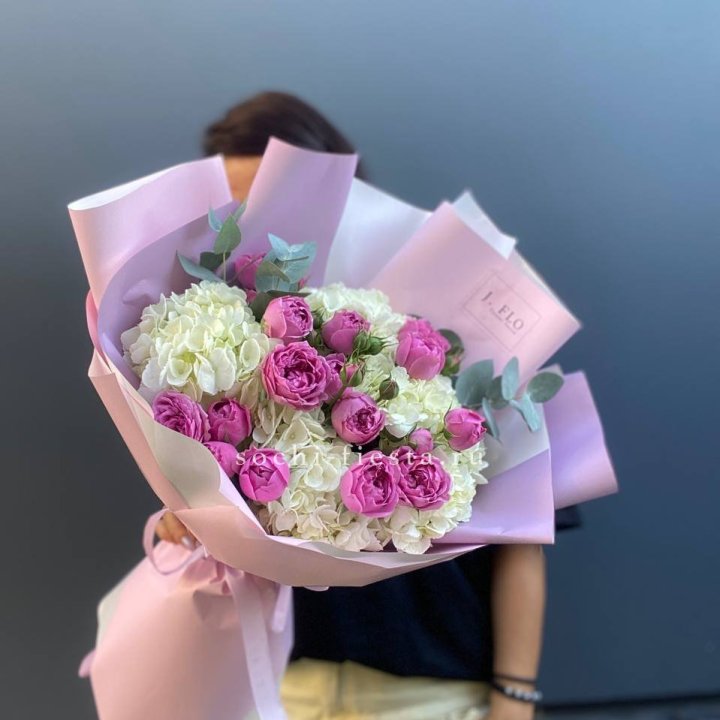 Букет белых гортензий и пионовидных роз  в Бийске