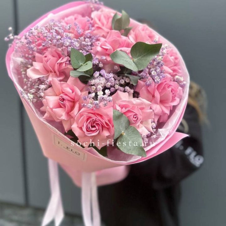 Розовые французские розы с гипсофилой в Бийске