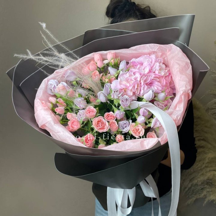  Букет гортензии и роз "Саперави" в Бийске