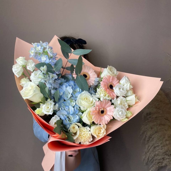  Букет гортензии и роз "Валенсия" в Бийске