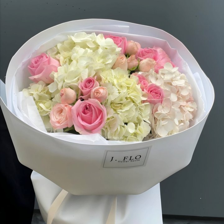  Букет гортензии и роз  "Тиамо" в Бийске