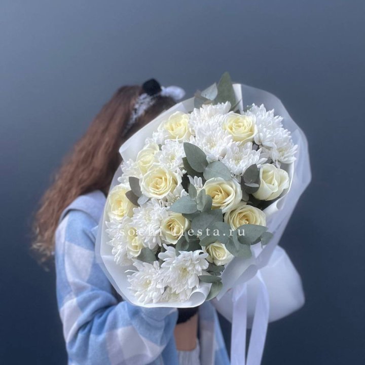 Букет белых роз с хризантемой  в Бийске