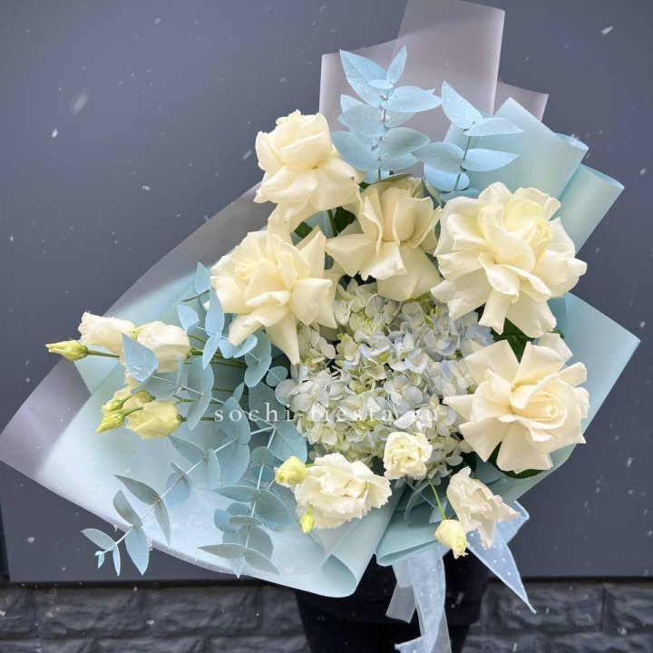 Букет с гортензией и белыми французскими розами в Бийске