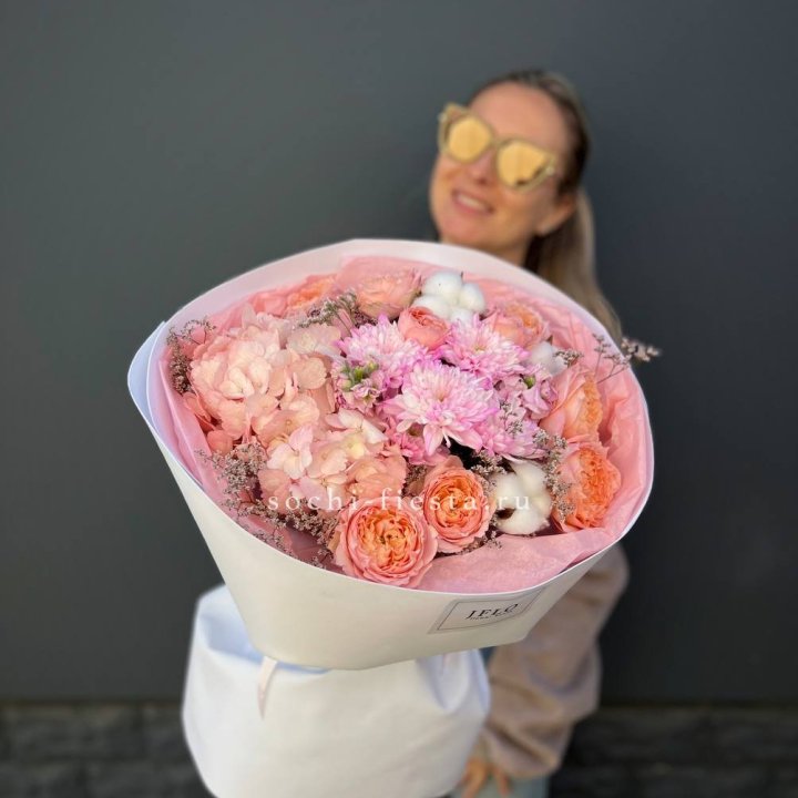 Букет гортензии и кустовых роз  в Бийске