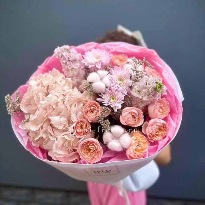 Букет гортензии и кустовых роз "Абрассо" в Бийске