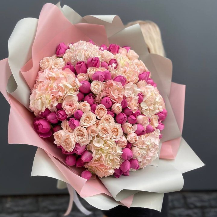 Букет кустовые розы и гортензия в Бийске