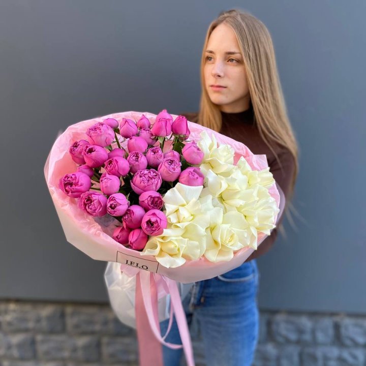 Дуо белых и кустовых роз в Бийске