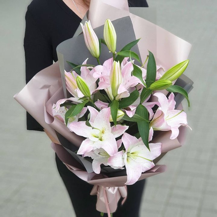 Букет розовых лилий в Бийске