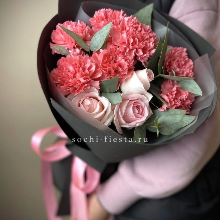 Букет из роз и диантусов "Пенелопа" в Бийске