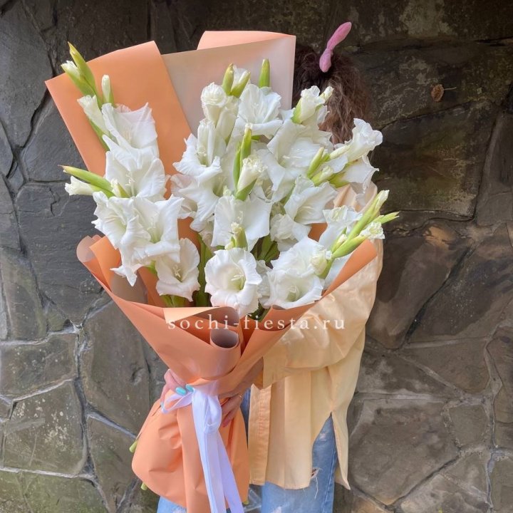 Букет белых гладиолусов  в Бийске