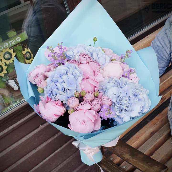 Букет с гортензиями "Блубери" в Бийске