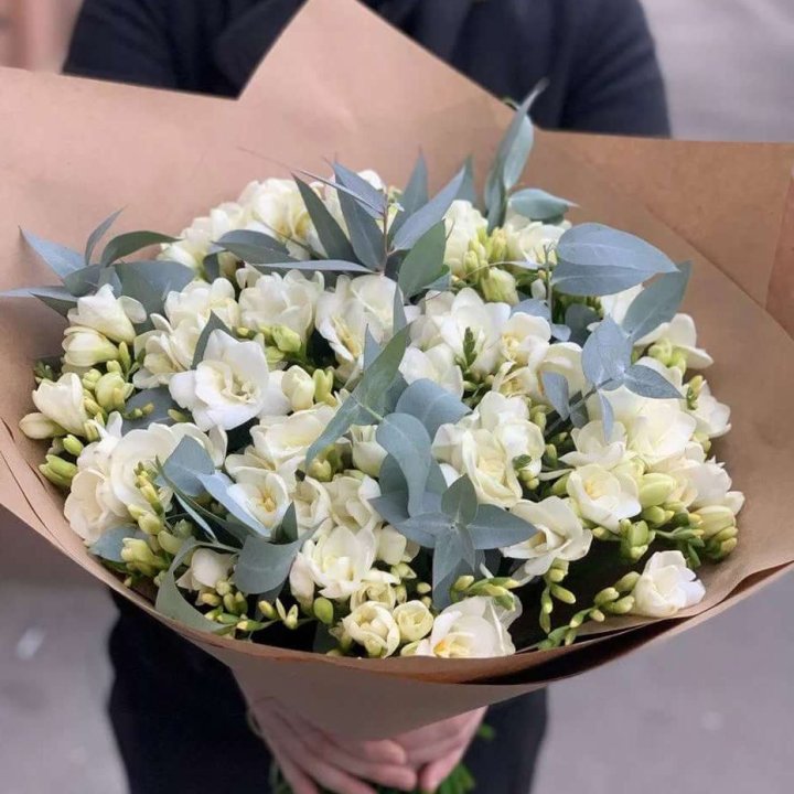 51 фрезия с эвкалиптом в Бийске