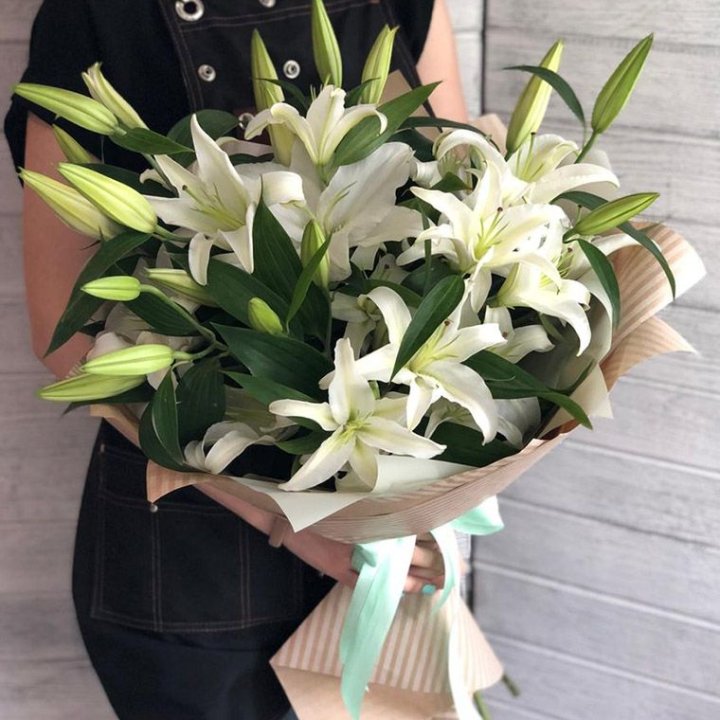 Букет белых лилий в Бийске