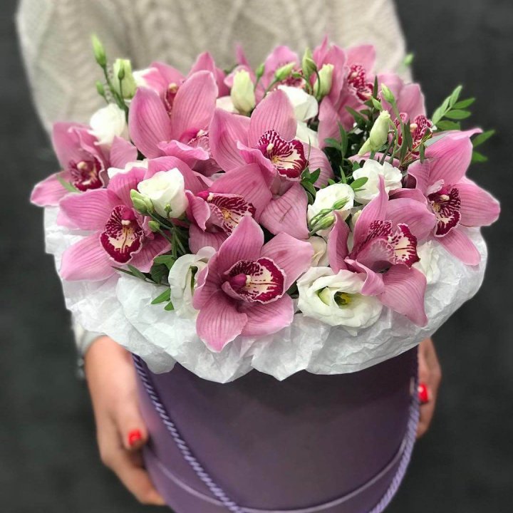 Орхидея и эустома в шляпной коробке в Бийске