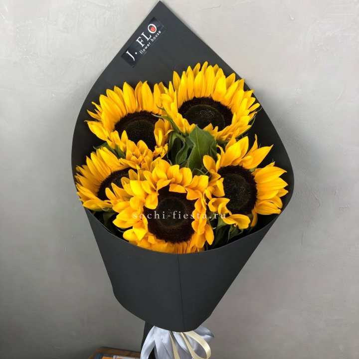 Букет из 5  подсолнухов в Бийске