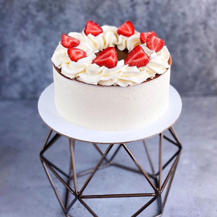 Торт "Клубника со сливками" в Бийске