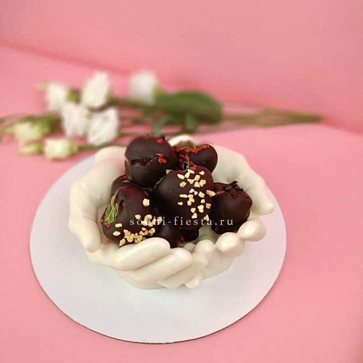 Клубника в шоколаде на шоколадных ладонях  в Бийске