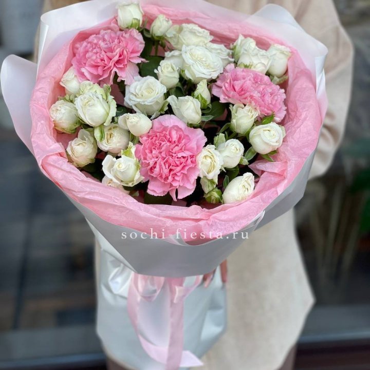 Букет розы с диантусами "Блэш" в Бийске