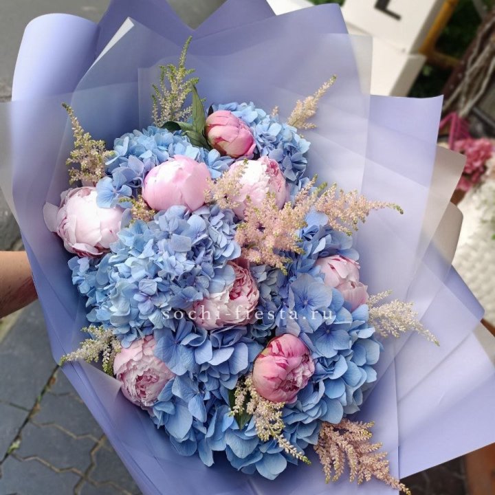 Дизайнерский букет с гортензией №3 в Бийске