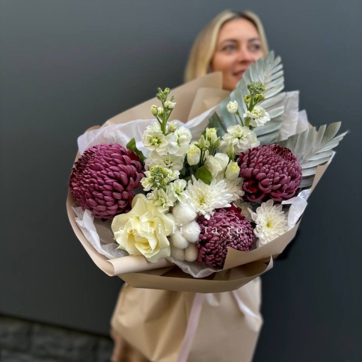 Хризантемы с маттиолой розами эустомой Чика в Бийске