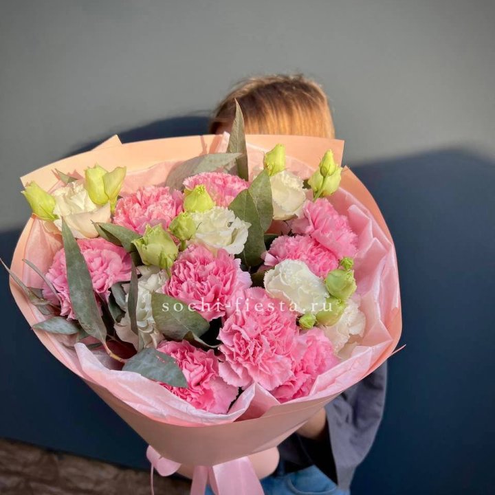 Букет гвоздик и  эустом "Сири" в Бийске