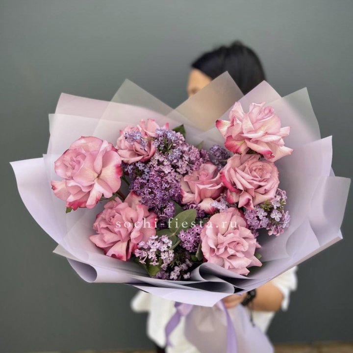 Букет из розовых роз и сирени в Бийске