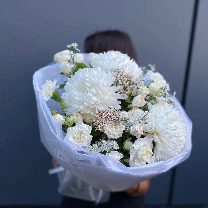 Букет хризантем и роз вайт шотс в Бийске